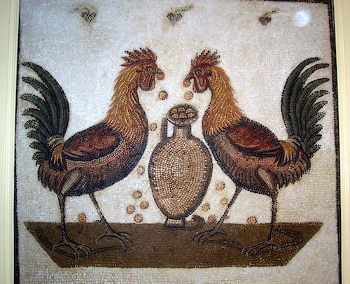 Dos gallos arrojando monedas de oro (de Domus Nympharum). 165 d.C. Museo de Nabeul, Túnez
