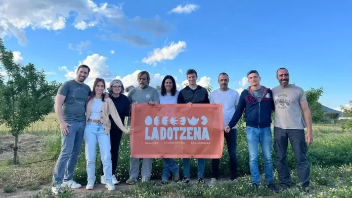 huevos-cooperativa-huevos-ecologicos-la-dotzena-los-siete-fundadores Los propietarios de las siete granjas de huevos ecológicos que constituyen la Cooperativa, Oriol Comallonga, el cuarto por la derecha