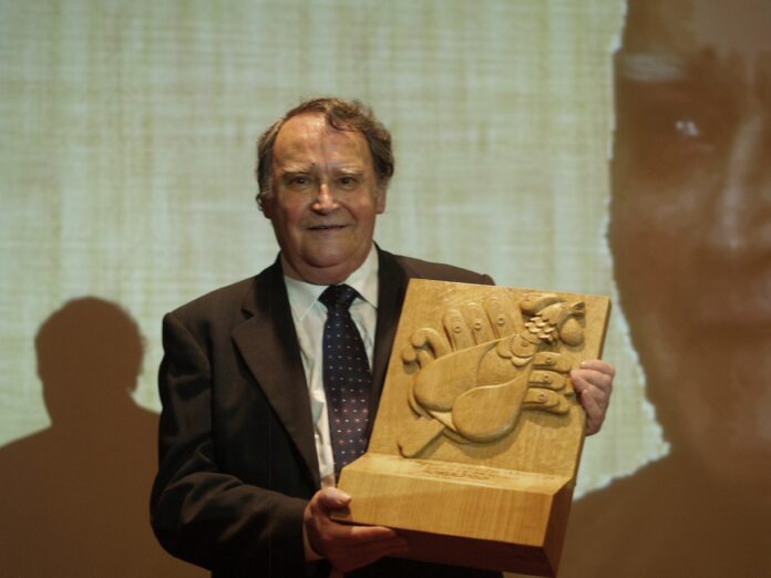 Enrique García Martín recibiendo el Homenaje y nombramiento como Presidente de Honor de AviAlter. (Expoaviga, 9 junio 2010) Enrique García Martín recibiendo el Homenaje y nombramiento como Presidente de Honor de AviAlter. (Expoaviga, 9 junio 2010)
